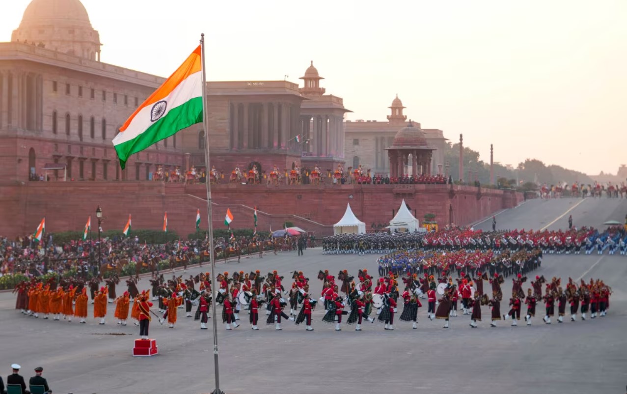 नई दिल्ली के विजय चौक पर 75वें गणतंत्र दिवस समारोह के समापन पर ‘बीटिंग द रिट्रीट’ समारोह आयोजित किया गया।